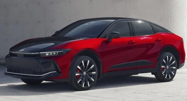 Toyota оновила оригінальний седан-кросовер Crown