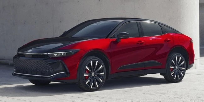 Toyota оновила оригінальний седан-кросовер Crown