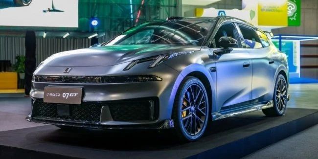 У Парижі показали плагін-гібридний універсал Lynk Co 07 GT